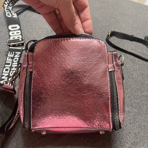 Cute metallic pink handbag/crossbody nwot never used - Picture 4 of 7